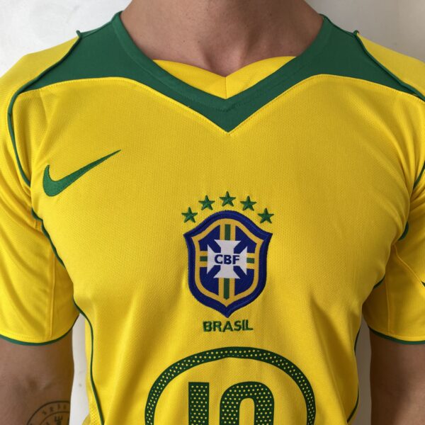 Camisa Retrô Clássica Seleção Brasileira Brasil – Nike – Ronaldinho 10 – Amarela – 2004 – Total 90 - Imagem 3