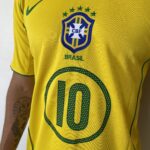 Camisa Retrô Clássica Seleção Brasileira Brasil – Nike – Ronaldinho 10 – Amarela – 2004 – Total 90 - Imagem 6