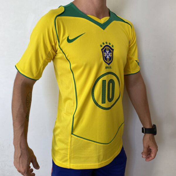 Camisa Retrô Clássica Seleção Brasileira Brasil – Nike – Ronaldinho 10 – Amarela – 2004 – Total 90 - Imagem 10