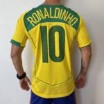 Camisa Retrô Clássica Seleção Brasileira Brasil – Nike – Ronaldinho 10 – Amarela – 2004 – Total 90 - Imagem 11