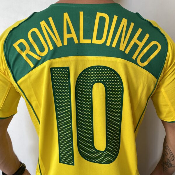 Camisa Retrô Clássica Seleção Brasileira Brasil – Nike – Ronaldinho 10 – Amarela – 2004 – Total 90 - Imagem 12
