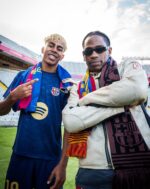 Camisa Barcelona Travis Scott Skeleton Oversized Retrô Versão Jogador - 2000/2001 - Azul Grená - Imagem 11