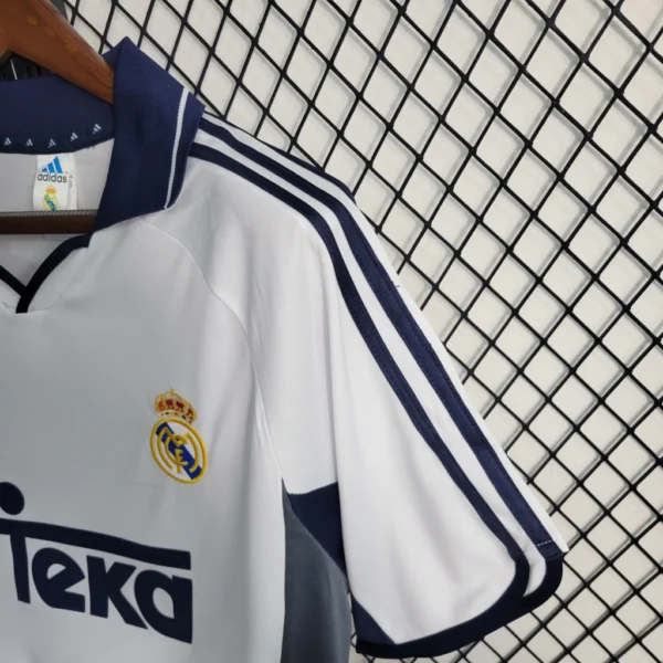 a786b9dd1-bd19a5d86509e8a4f216810861144618-1024-1024 Camisa Retrô Real Madrid Home 2000/2001 Adidas Branca - Imagem 4
