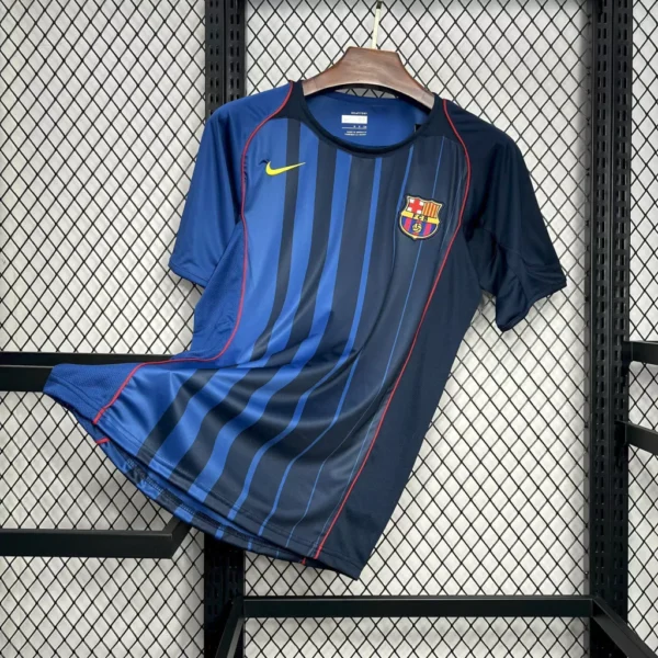 b31640fa-d8a2975476e39663f917289169072332-1024-1024 Camisa Retrô Barcelona Away 2004/2005 - Nike - Total 90 - Azul Degradê - Imagem 1