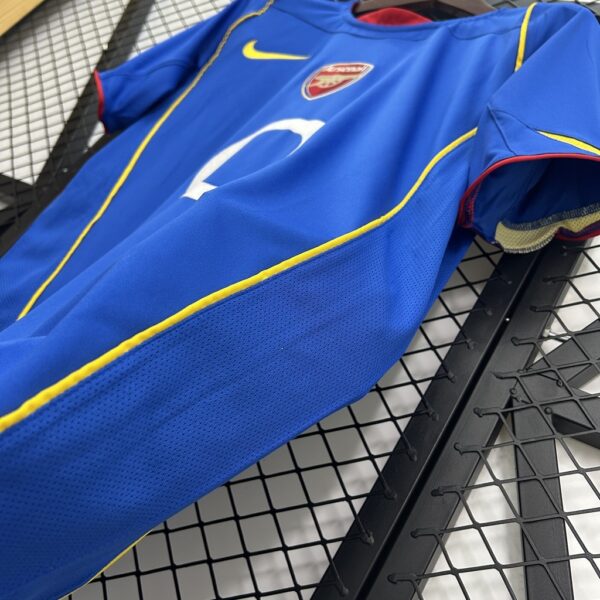 d18637b6-41c0130260909f84be17445810644874-1024-1024 Camisa Rêtro Arsenal Away 2004/2005 Nike - Azul - Total 90 - Imagem 4