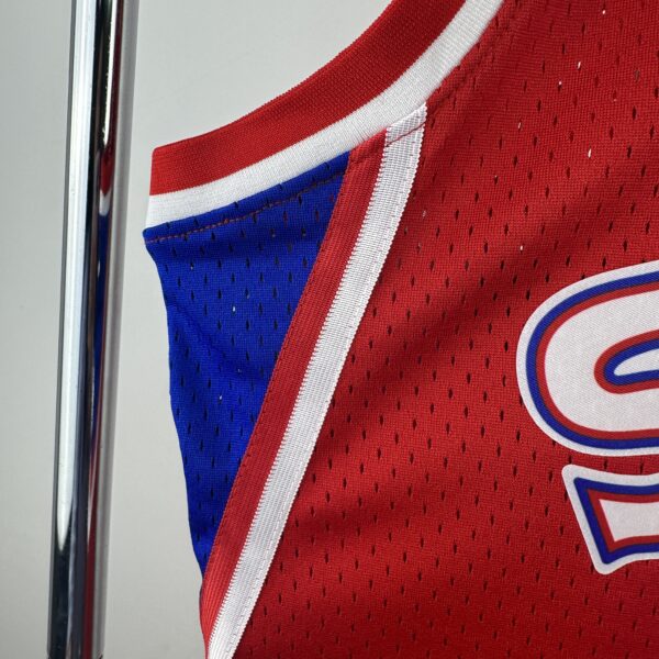 Camiseta Regata Basquete NBA Philadelphia 76ers Sixers 3 Allen Iverson Mitchell & Ness Vermelha 1996/97 - Imagem 9