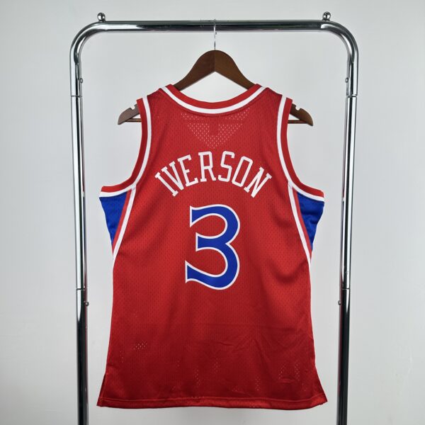 Camiseta Regata Basquete NBA Philadelphia 76ers Sixers 3 Allen Iverson Mitchell & Ness Vermelha 1996/97 - Imagem 4