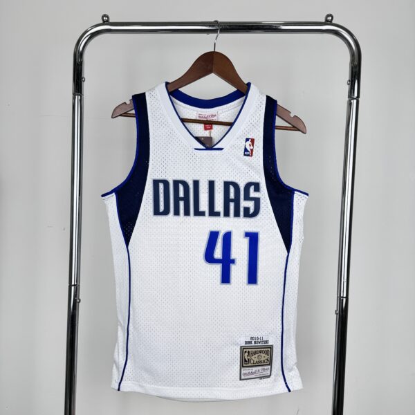 231ec78c Camiseta Regata Basquete NBA Dallas Mavericks 6 Dirk Nowitzki Mitchell & Ness Branca 2010/11 - Imagem 1