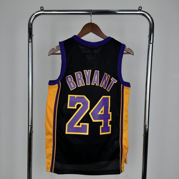 Camiseta Regata Basquete NBA Los Angeles Lakers 24 Kobe Bryant Mitchell & Ness Preta 2009/10 - Imagem 2