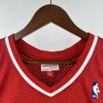Camiseta Regata Basquete NBA Philadelphia 76ers Sixers 3 Allen Iverson Mitchell & Ness Vermelha 1996/97 - Imagem 5