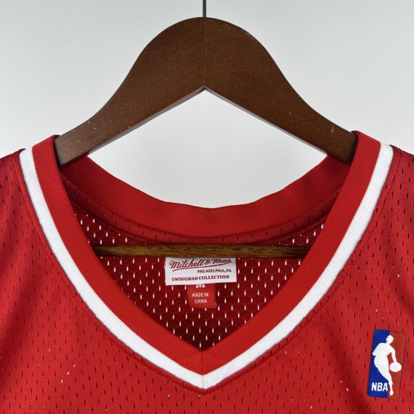 Camiseta Regata Basquete NBA Philadelphia 76ers Sixers 3 Allen Iverson Mitchell & Ness Vermelha 1996/97 - Imagem 5