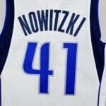 Camiseta Regata Basquete NBA Dallas Mavericks 6 Dirk Nowitzki Mitchell & Ness Branca 2010/11 - Imagem 6