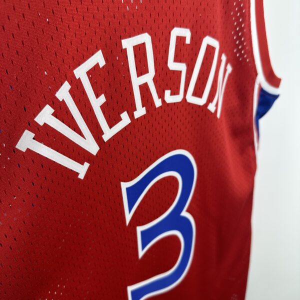 Camiseta Regata Basquete NBA Philadelphia 76ers Sixers 3 Allen Iverson Mitchell & Ness Vermelha 1996/97 - Imagem 11