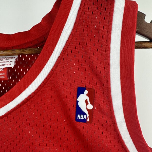 Camiseta Regata Basquete NBA Philadelphia 76ers Sixers 3 Allen Iverson Mitchell & Ness Vermelha 1996/97 - Imagem 6