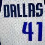 Camiseta Regata Basquete NBA Dallas Mavericks 6 Dirk Nowitzki Mitchell & Ness Branca 2010/11 - Imagem 4