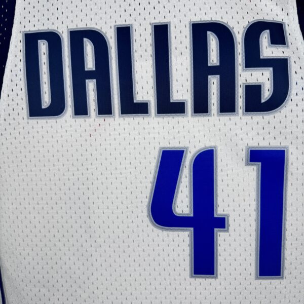 682892e1 Camiseta Regata Basquete NBA Dallas Mavericks 6 Dirk Nowitzki Mitchell & Ness Branca 2010/11 - Imagem 4