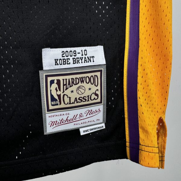 Camiseta Regata Basquete NBA Los Angeles Lakers 24 Kobe Bryant Mitchell & Ness Preta 2009/10 - Imagem 4
