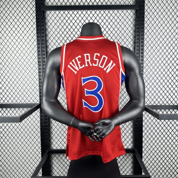 Camiseta Regata Basquete NBA Philadelphia 76ers Sixers 3 Allen Iverson Mitchell & Ness Vermelha 1996/97 - Imagem 2