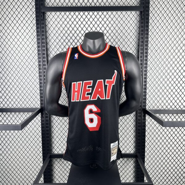 b4dc5f8a Camiseta Regata Basquete NBA Miami Heat 6 LeBron James Mitchell & Ness Preta 2013/14 - Imagem 1