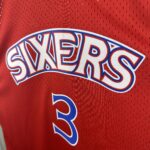 Camiseta Regata Basquete NBA Philadelphia 76ers Sixers 3 Allen Iverson Mitchell & Ness Vermelha 1996/97 - Imagem 8