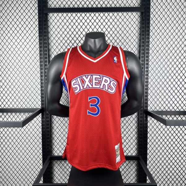 Camiseta Regata Basquete NBA Philadelphia 76ers Sixers 3 Allen Iverson Mitchell & Ness Vermelha 1996/97 - Imagem 1