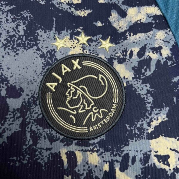camisa-ajax-24-25-away-reserva-2024-2025-azul-masculina-modelo-fan-torcedor-henderson-weghorst-klaassen-4-06f0e5406438e7e00617496672622130-1024-1024 Camisa Ajax Away Versão Torcedor 24/2025 Azul Adidas - Imagem 4