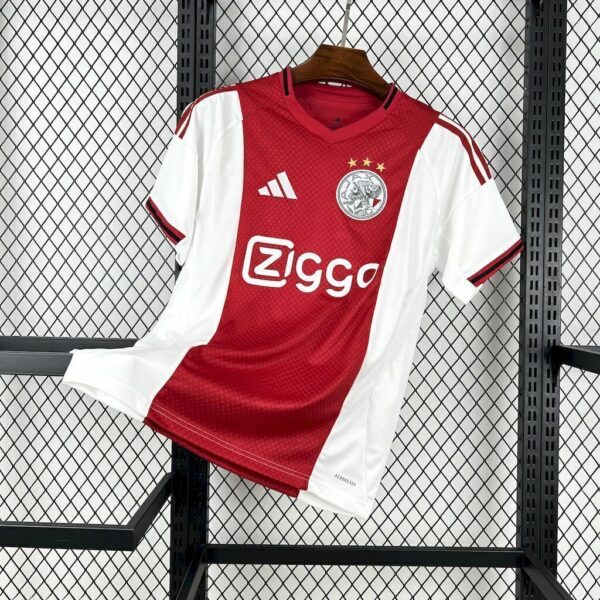 camisa-ajax-25-26-home-2025-2026-titular-branca-vermelha-masculina-modelo-fan-torcedor-henderson-weghorst-klaassen-1-4e978a1ef38a00b6d417496692088583-1024-1024 Camisa Ajax Home Versão Torcedor 25/2026 Vermelha Adidas - Imagem 1