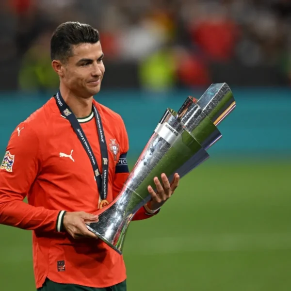 Camisa Seleção Portugal Home Versão Jogador Manga Longa 2025 Puma Vermelha - Imagem 6