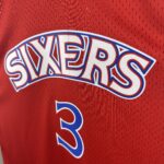 Camiseta Regata Basquete NBA Philadelphia 76ers Sixers 3 Allen Iverson Mitchell & Ness Vermelha 1996/97 - Imagem 7