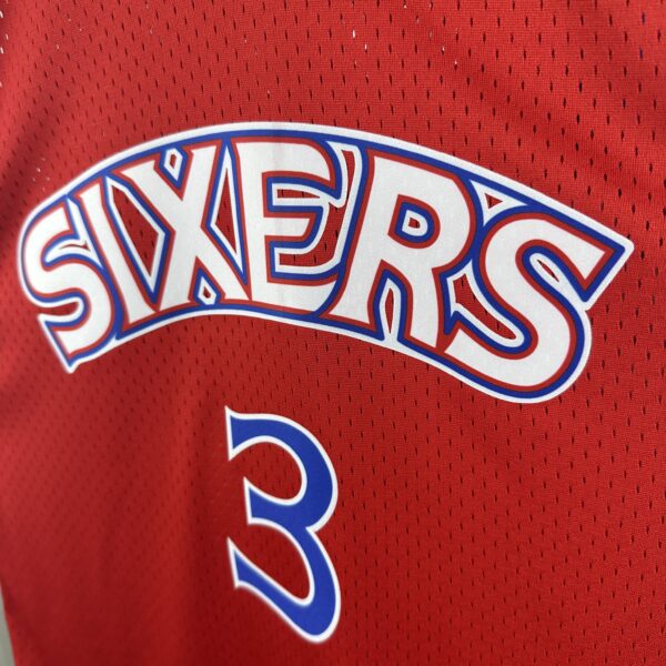 Camiseta Regata Basquete NBA Philadelphia 76ers Sixers 3 Allen Iverson Mitchell & Ness Vermelha 1996/97 - Imagem 7