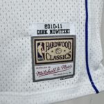 Camiseta Regata Basquete NBA Dallas Mavericks 6 Dirk Nowitzki Mitchell & Ness Branca 2010/11 - Imagem 5