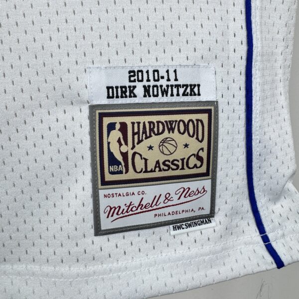 f018fa07 Camiseta Regata Basquete NBA Dallas Mavericks 6 Dirk Nowitzki Mitchell & Ness Branca 2010/11 - Imagem 5