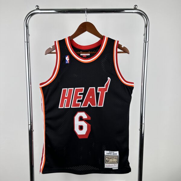 f1858d30 Camiseta Regata Basquete NBA Miami Heat 6 LeBron James Mitchell & Ness Preta 2013/14 - Imagem 3
