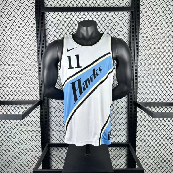 Camiseta Regata Basquete NBA Atlanta Hawks 11 Trae Young City Edition Branca 2025 Nike - Imagem 1