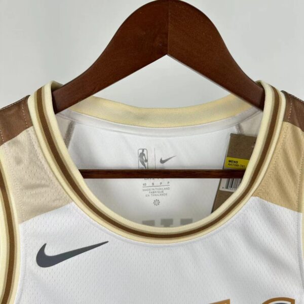 02eb1a35 Camiseta Regata Basquete NBA Chicago Bulls 23 Jordan City Edition 2025 Branco Nike - Imagem 2