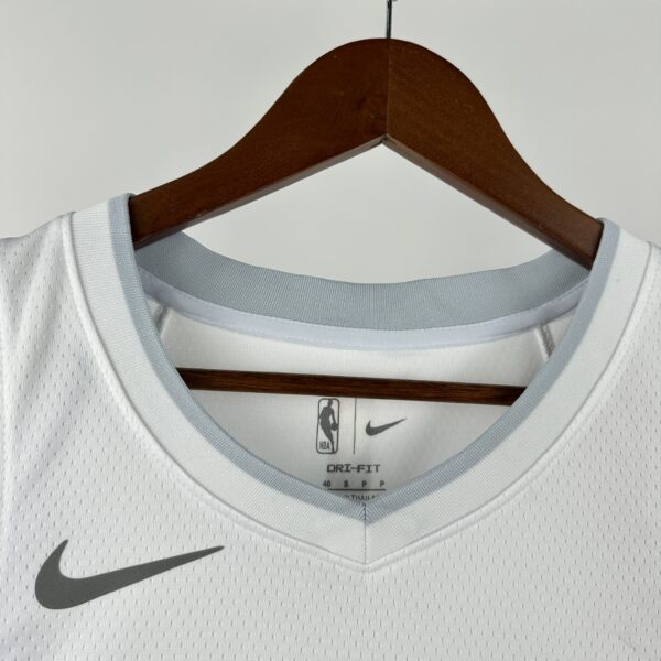0f8ee715 Camiseta Regata NBA Dallas Mavericks 32 Flagg City Edition Branca 2025 Nike - Imagem 3