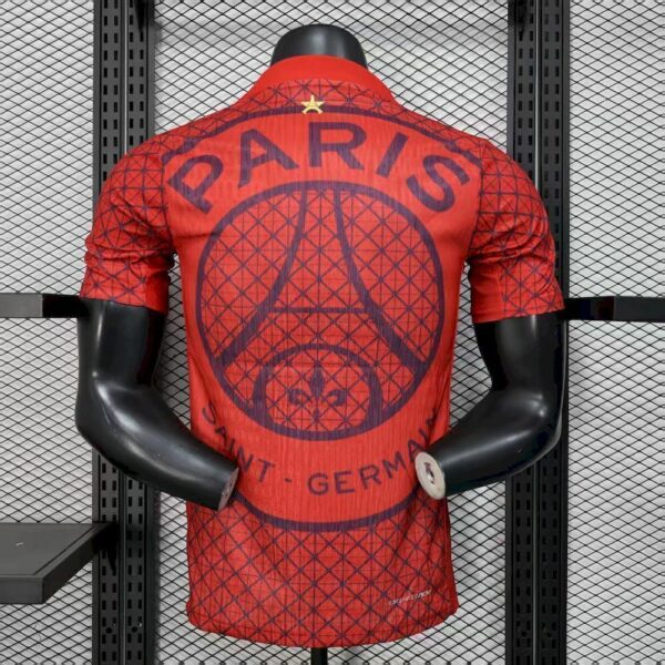 2025062817474717-52823a9d923394beda17511663532779-1024-1024 Camisa Paris Saint-Germain - PSG Especial Comemorativa Versão Jogador 2025/26 Vermelha Nike - Imagem 4