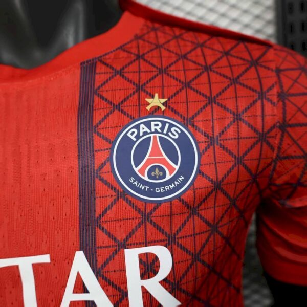 2025062817475027-205d5d9a6de1720b9e17511663530091-1024-1024 Camisa Paris Saint-Germain - PSG Especial Comemorativa Versão Jogador 2025/26 Vermelha Nike - Imagem 3