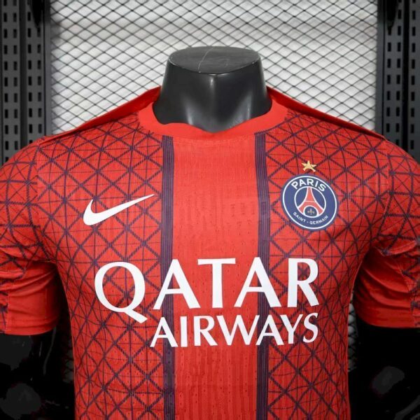 2025062817475310-5a782f7d672fd05b4b17511663532010-1024-1024 Camisa Paris Saint-Germain - PSG Especial Comemorativa Versão Jogador 2025/26 Vermelha Nike - Imagem 2