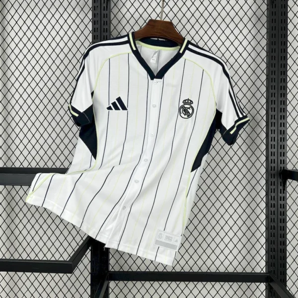 2025070114545572-db8902238a1616be7a17513949698330-1024-1024 Camisa Real Madrid Baseball US Pack 2025/26 Adidas Branco - Imagem 1