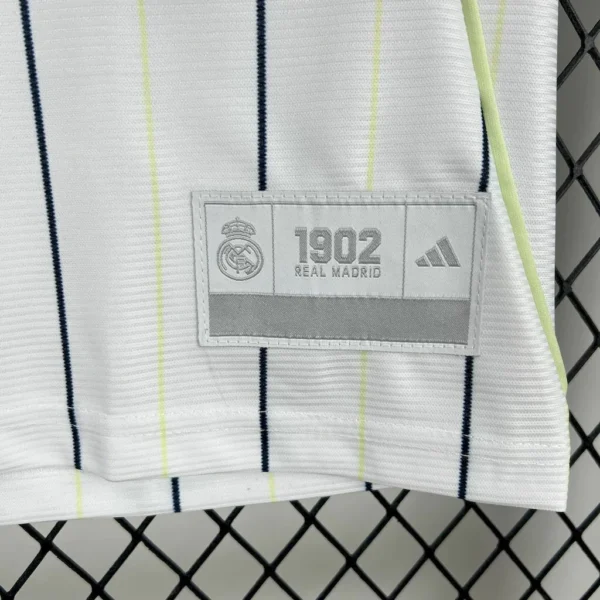 2025070114550320-8f6ac9aad62911259f17513949698800-1024-1024 Camisa Real Madrid Baseball US Pack 2025/26 Adidas Branco - Imagem 3