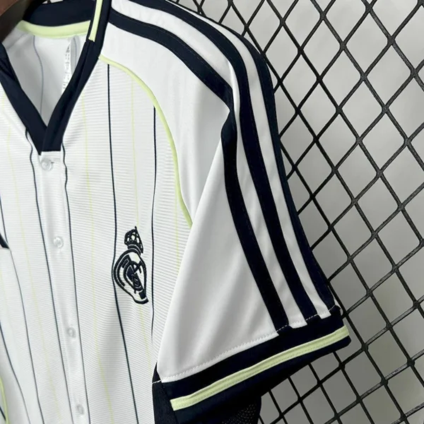 2025070114550568-1c4cfc733f0d7dea9817513949695243-1024-1024 Camisa Real Madrid Baseball US Pack 2025/26 Adidas Branco - Imagem 2