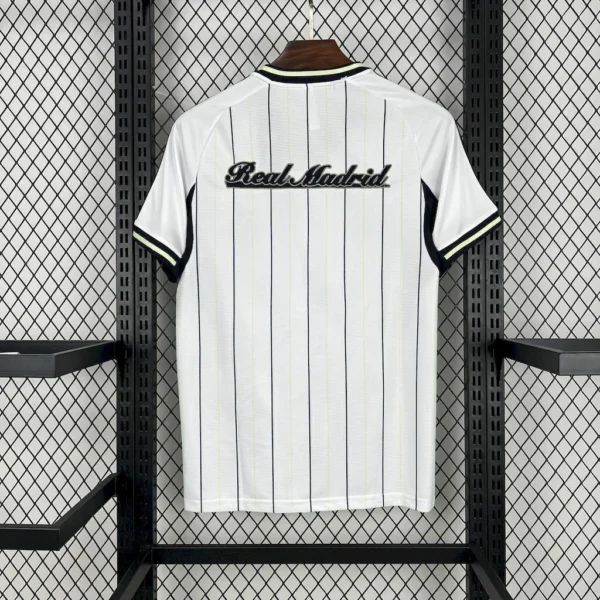 2025070114550673-ff9f6f86c940e3408e17513949698423-1024-1024 Camisa Real Madrid Baseball US Pack 2025/26 Adidas Branco - Imagem 5