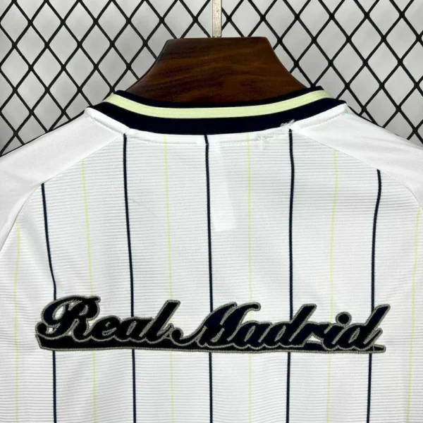2025070114550845-dfed7a236a5f070de617513949697832-1024-1024 Camisa Real Madrid Baseball US Pack 2025/26 Adidas Branco - Imagem 4
