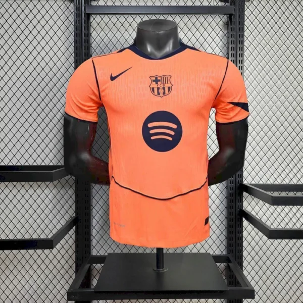 2025080308221339-1a950f33a7b0a2464317542453593033-1024-1024 Camisa Barcelona Third Versão Jogador 2025/2026 - Nike - Edição Total 90 - Laranja - Imagem 1