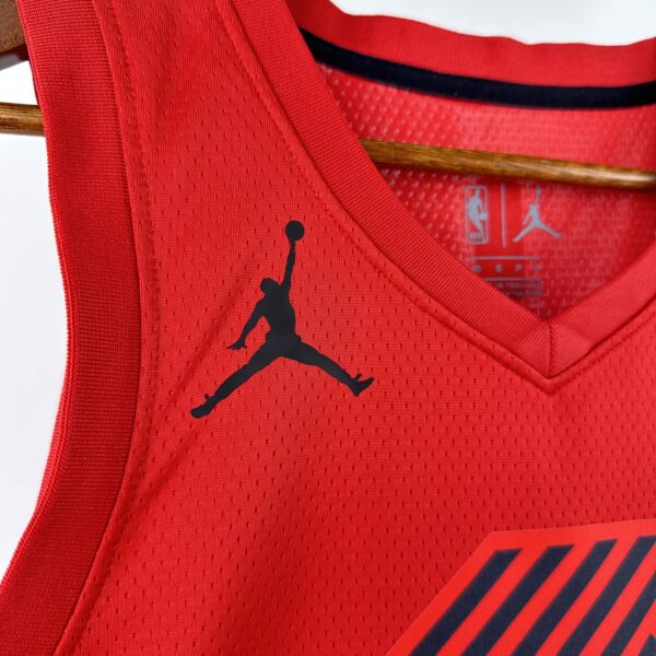 2135216e Camiseta Regata Basquete NBA Portland Trail Blazers Statement Edition 2025 Vermelha Nike - Imagem 2