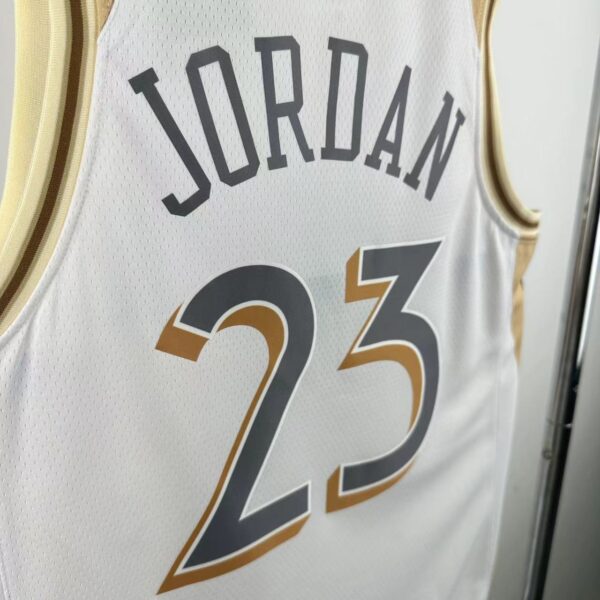 3774ff52 Camiseta Regata Basquete NBA Chicago Bulls 23 Jordan City Edition 2025 Branco Nike - Imagem 9