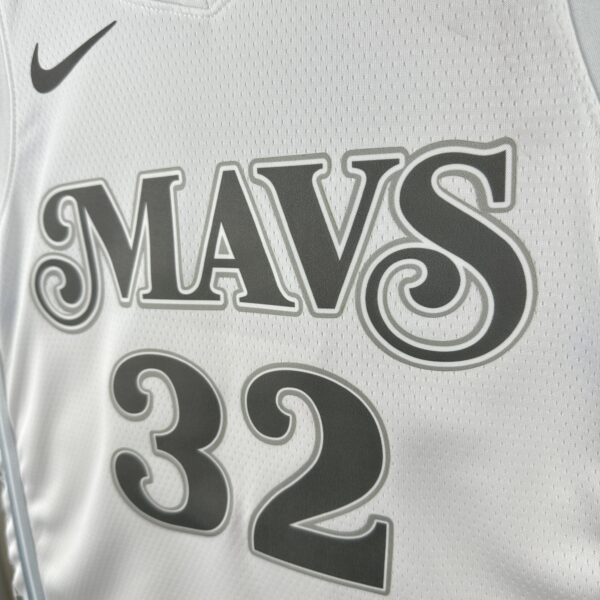 40bc2e03 Camiseta Regata NBA Dallas Mavericks 32 Flagg City Edition Branca 2025 Nike - Imagem 4