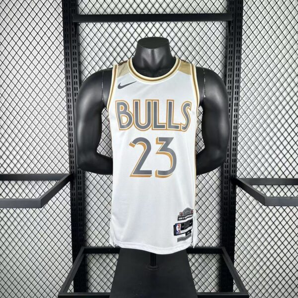 54e175a7 Camiseta Regata Basquete NBA Chicago Bulls 23 Jordan City Edition 2025 Branco Nike - Imagem 1