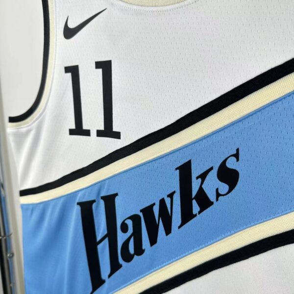 Camiseta Regata Basquete NBA Atlanta Hawks 11 Trae Young City Edition Branca 2025 Nike - Imagem 3